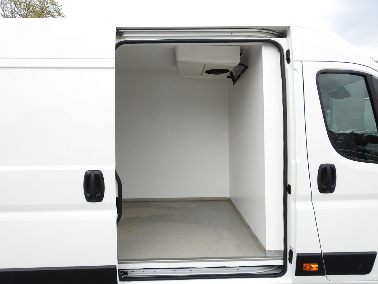 Hűtős kisteherautó PEUGEOT BOXER REFRIGERATOR VAN 0*C CRUISE CONTROL NAVIGATION AIR CONDITIONING 135HP: 20 kép. Hűtős kisteherautó PEUGEOT BOXER REFRIGERATOR VAN 0*C CRUISE CONTROL NAVIGATION AIR CONDITIONING 135HP: 20 kép.