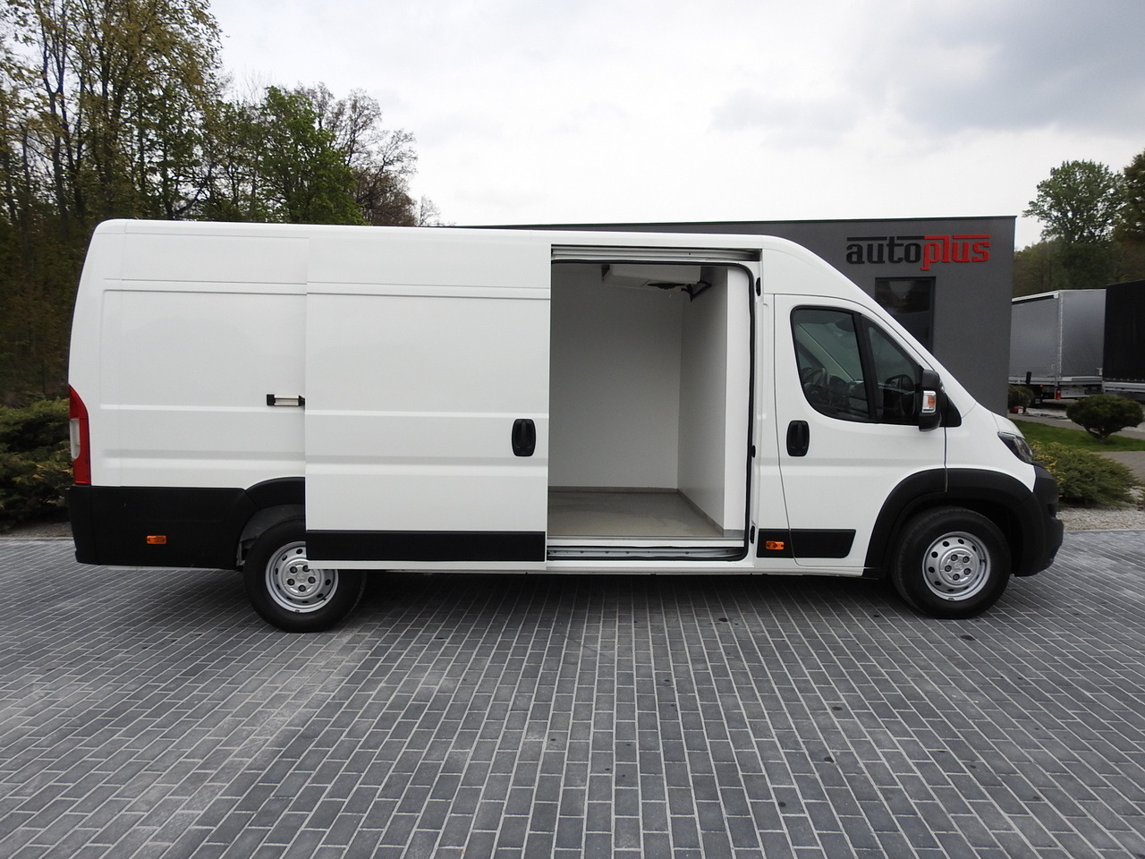 Hűtős kisteherautó PEUGEOT BOXER REFRIGERATOR VAN 0*C CRUISE CONTROL NAVIGATION AIR CONDITIONING 135HP: 8 kép. Hűtős kisteherautó PEUGEOT BOXER REFRIGERATOR VAN 0*C CRUISE CONTROL NAVIGATION AIR CONDITIONING 135HP: 8 kép.