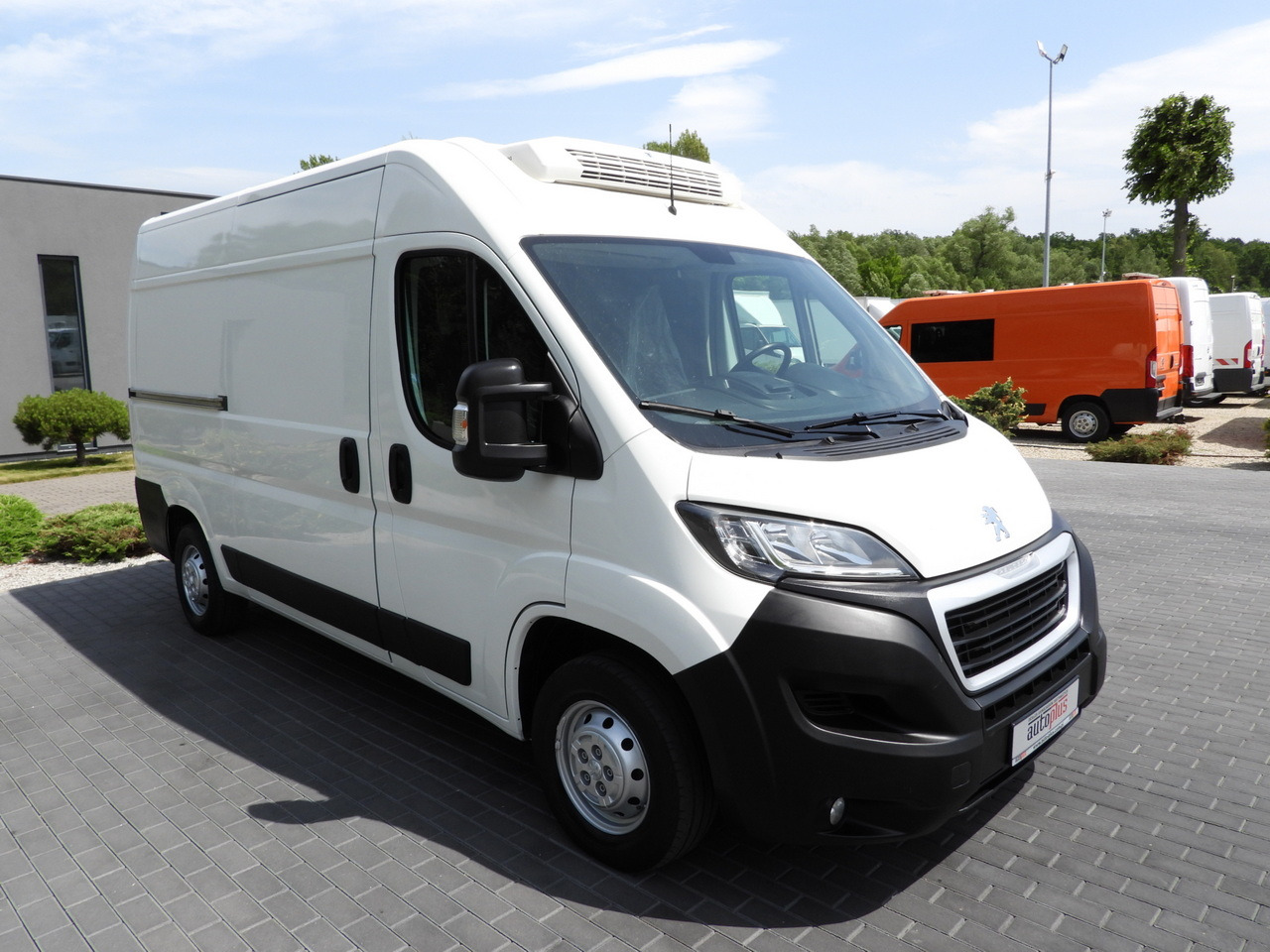 PEUGEOT BOXER  REFRIGERATOR VAN -10*C CRUISE CONTROL AIR CONDITIONING  130HP - Hűtős kisteherautó: 4 kép. PEUGEOT BOXER  REFRIGERATOR VAN -10*C CRUISE CONTROL AIR CONDITIONING  130HP - Hűtős kisteherautó: 4 kép.