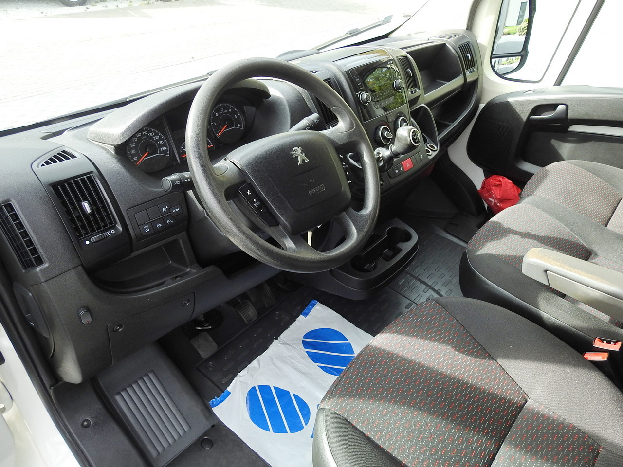 PEUGEOT BOXER STAKE BODY DOUBLE CABIN DOKA 7 SEATS AIR CONDITIONING 140HP - Duplakabinos kisteherautó: 2 kép. PEUGEOT BOXER STAKE BODY DOUBLE CABIN DOKA 7 SEATS AIR CONDITIONING 140HP - Duplakabinos kisteherautó: 2 kép.