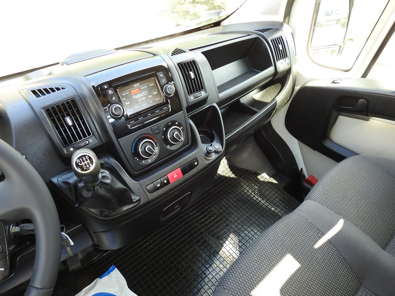 PEUGEOT BOXER THREE-WAY TIPPER AIR CONDITIONING 130HP lízing PEUGEOT BOXER THREE-WAY TIPPER AIR CONDITIONING 130HP: 34 kép. PEUGEOT BOXER THREE-WAY TIPPER AIR CONDITIONING 130HP lízing PEUGEOT BOXER THREE-WAY TIPPER AIR CONDITIONING 130HP: 34 kép.