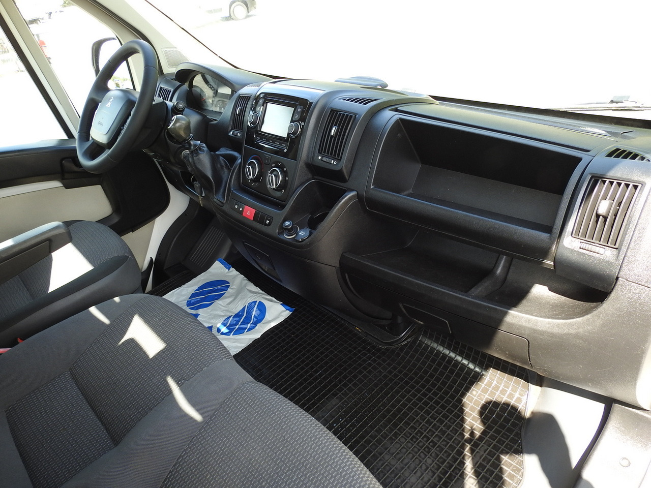 PEUGEOT BOXER THREE-WAY TIPPER AIR CONDITIONING 130HP lízing PEUGEOT BOXER THREE-WAY TIPPER AIR CONDITIONING 130HP: 40 kép. PEUGEOT BOXER THREE-WAY TIPPER AIR CONDITIONING 130HP lízing PEUGEOT BOXER THREE-WAY TIPPER AIR CONDITIONING 130HP: 40 kép.