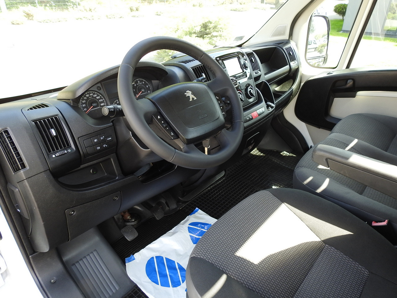 PEUGEOT BOXER THREE-WAY TIPPER AIR CONDITIONING 130HP - Billenőplatós teherautó: 2 kép. PEUGEOT BOXER THREE-WAY TIPPER AIR CONDITIONING 130HP - Billenőplatós teherautó: 2 kép.