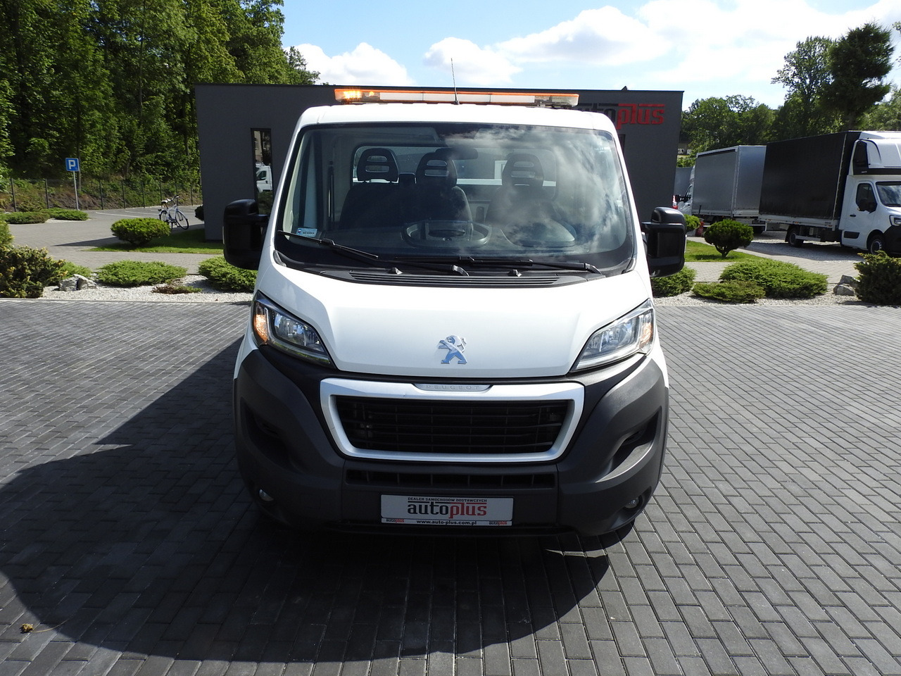 PEUGEOT BOXER THREE-WAY TIPPER AIR CONDITIONING 130HP - Billenőplatós teherautó: 5 kép. PEUGEOT BOXER THREE-WAY TIPPER AIR CONDITIONING 130HP - Billenőplatós teherautó: 5 kép.