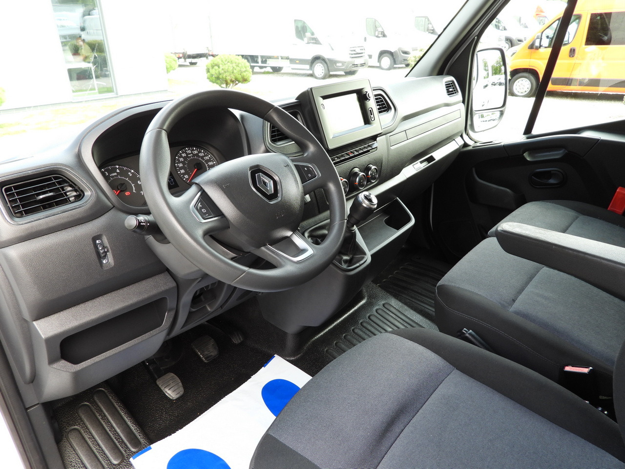 RENAULT MASTER BOX DELIVERY VAN 7 SEATS CRUISE CONTROL NAVIGATION LED LIGHTS AIR CONDITIONING 135HP - Furgon: 2 kép. RENAULT MASTER BOX DELIVERY VAN 7 SEATS CRUISE CONTROL NAVIGATION LED LIGHTS AIR CONDITIONING 135HP - Furgon: 2 kép.