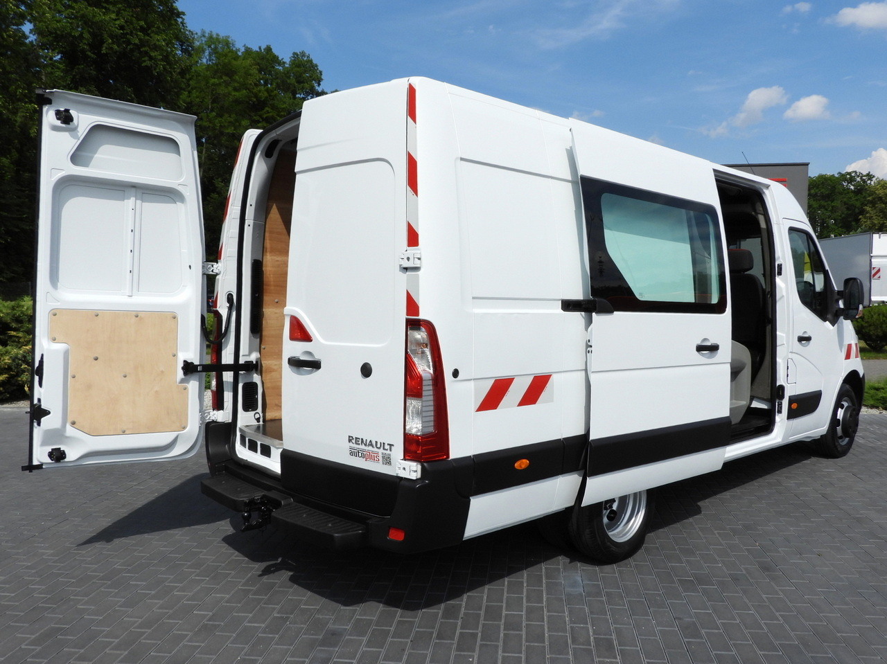 RENAULT MASTER BOX DELIVERY VAN 7 SEATS CRUISE CONTROL TWIN WHEELS AIR CONDITIONING  145HP - Furgon: 3 kép. RENAULT MASTER BOX DELIVERY VAN 7 SEATS CRUISE CONTROL TWIN WHEELS AIR CONDITIONING  145HP - Furgon: 3 kép.