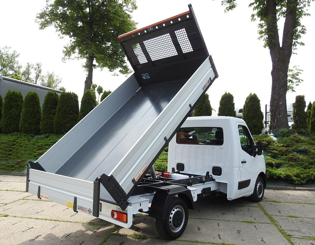 RENAULT MASTER - Billenőplatós kisteherautó: 3 kép. RENAULT MASTER - Billenőplatós kisteherautó: 3 kép.