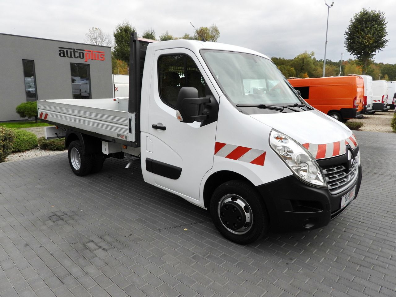RENAULT MASTER STAKE BODY CRUISE CONTROL NAVIGATION TWIN WHEELS AIR CONDITIONING 130HP - Platós kisteherautó: 4 kép. RENAULT MASTER STAKE BODY CRUISE CONTROL NAVIGATION TWIN WHEELS AIR CONDITIONING 130HP - Platós kisteherautó: 4 kép.