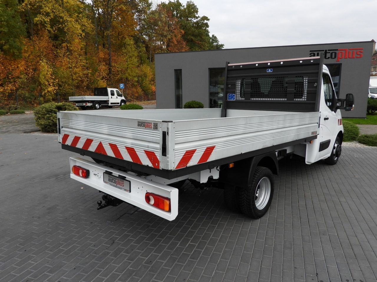 RENAULT MASTER STAKE BODY CRUISE CONTROL NAVIGATION TWIN WHEELS AIR CONDITIONING 130HP - Platós kisteherautó: 3 kép. RENAULT MASTER STAKE BODY CRUISE CONTROL NAVIGATION TWIN WHEELS AIR CONDITIONING 130HP - Platós kisteherautó: 3 kép.