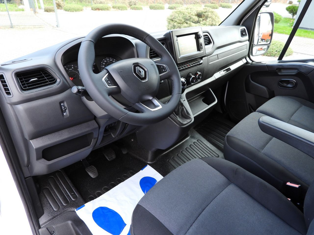 RENAULT MASTER TIPPER DOUBLE CABIN DOKA 7 SEATS CRUISE CONTROL NAVIGATION LED LIGHTS AIR CONDITIONING 145HP - Billenőplatós kisteherautó: 2 kép. RENAULT MASTER TIPPER DOUBLE CABIN DOKA 7 SEATS CRUISE CONTROL NAVIGATION LED LIGHTS AIR CONDITIONING 145HP - Billenőplatós kisteherautó: 2 kép.