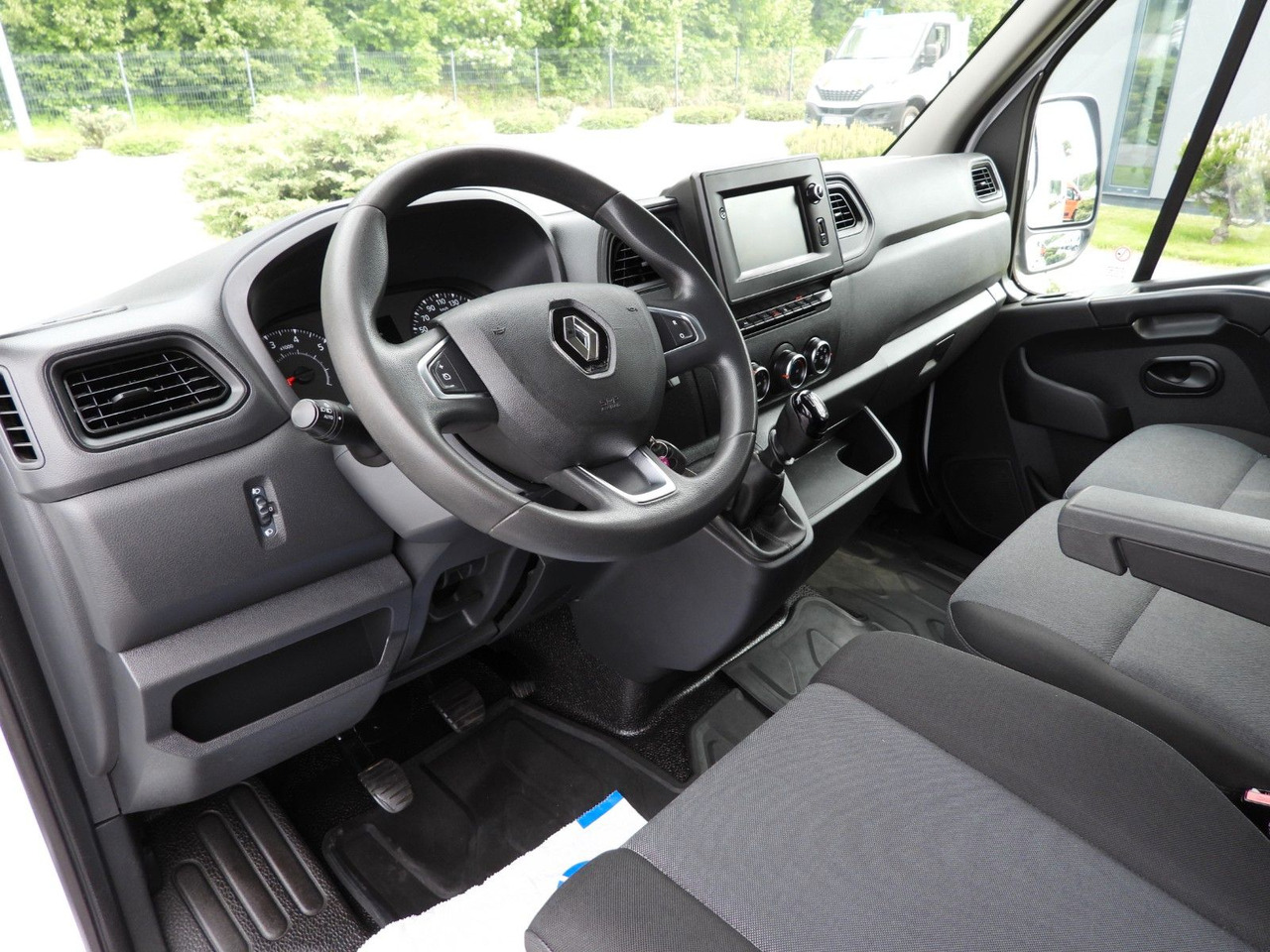 Renault MASTER KASTENWAGEN DOPPELKABINE 7 SITZE TEMPOMAT - Furgon, Duplakabinos kisteherautó: 2 kép. Renault MASTER KASTENWAGEN DOPPELKABINE 7 SITZE TEMPOMAT - Furgon, Duplakabinos kisteherautó: 2 kép.