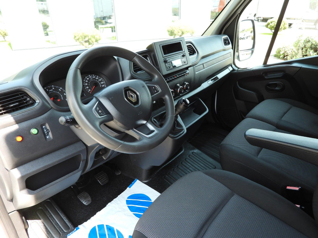 Renault MASTER KOFFER AUFZUG 8 PALETTEN TEMPOMAT LED - Dobozos kisteherautó: 2 kép. Renault MASTER KOFFER AUFZUG 8 PALETTEN TEMPOMAT LED - Dobozos kisteherautó: 2 kép.