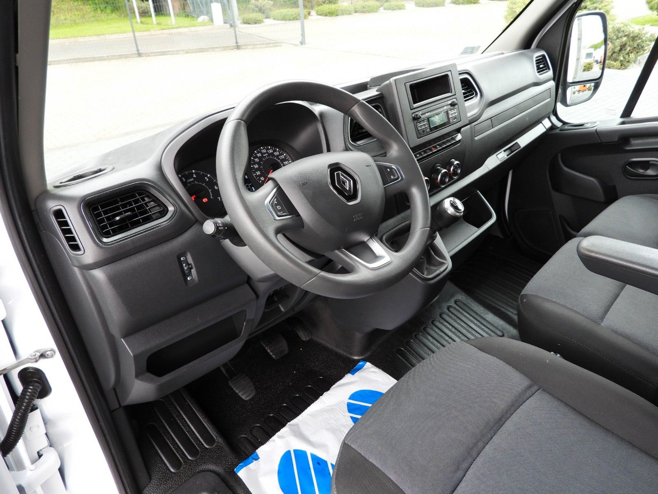 Renault MASTER PRITSCHE PLANE 10 PALETTEN TEMPOMAT A/C - Ponyvás kisteherautó: 2 kép. Renault MASTER PRITSCHE PLANE 10 PALETTEN TEMPOMAT A/C - Ponyvás kisteherautó: 2 kép.