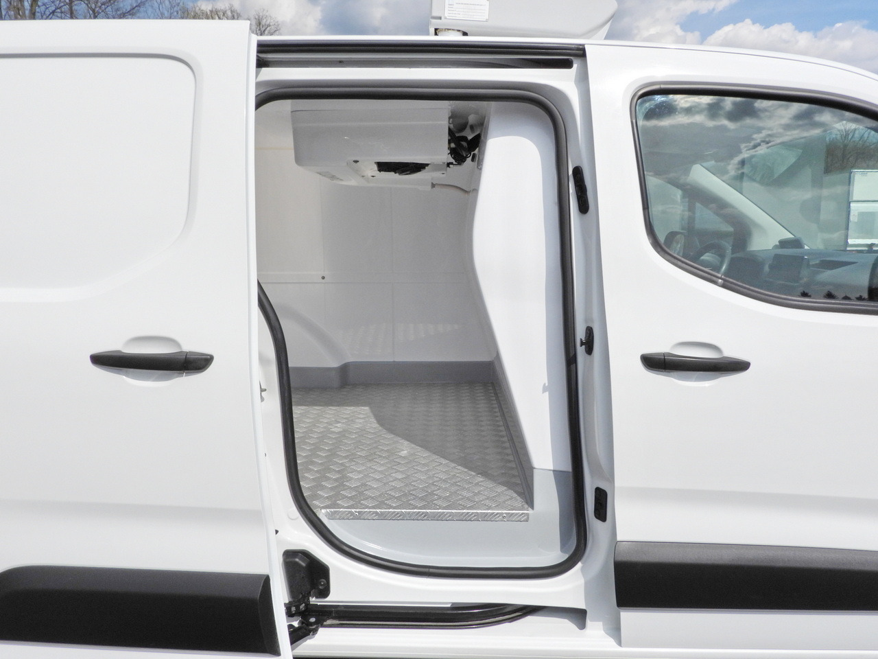 Hűtős kisteherautó TOYOTA PROACE CITY  REFRIGERATOR VAN -15*C POWER SUPPLY 230V CRUISE CONTROL AIR CONDITIONING  100HP: 24 kép.