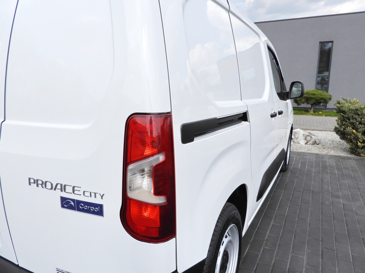 Hűtős kisteherautó TOYOTA PROACE CITY  REFRIGERATOR VAN -15*C POWER SUPPLY 230V CRUISE CONTROL AIR CONDITIONING  100HP: 19 kép.