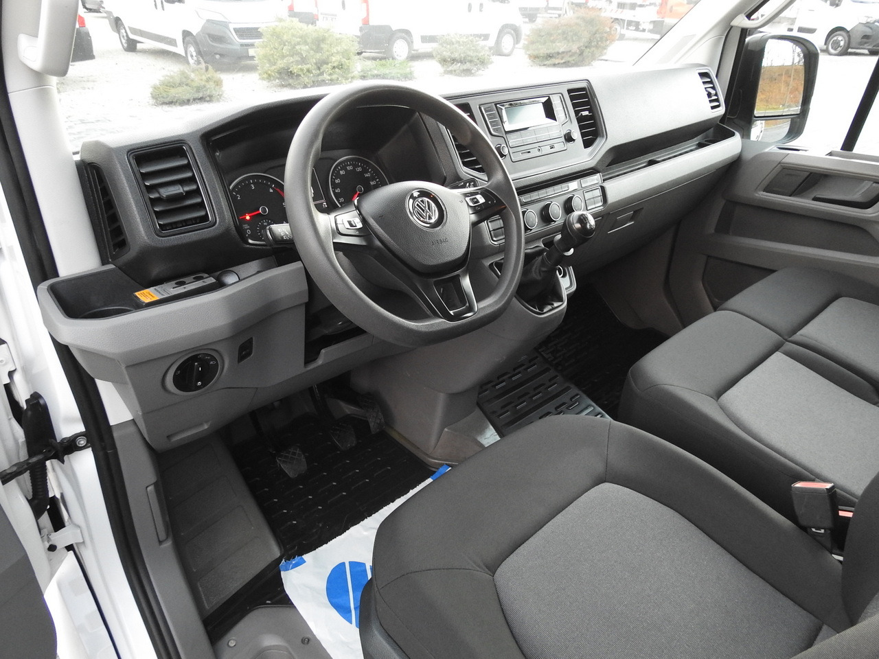 VOLKSWAGEN CRAFTER 4X4 4MOTION BOX DELIVERY VAN 7 SEATS AIR CONDITIONING 140HP - Furgon: 2 kép. VOLKSWAGEN CRAFTER 4X4 4MOTION BOX DELIVERY VAN 7 SEATS AIR CONDITIONING 140HP - Furgon: 2 kép.