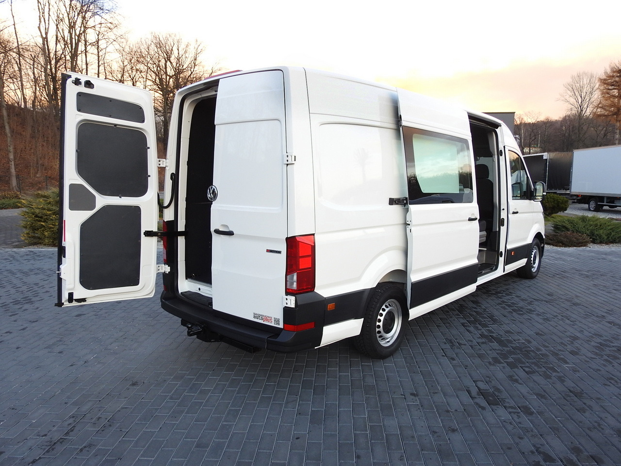 VOLKSWAGEN CRAFTER 4X4 4MOTION BOX DELIVERY VAN 7 SEATS AIR CONDITIONING 140HP - Furgon: 3 kép. VOLKSWAGEN CRAFTER 4X4 4MOTION BOX DELIVERY VAN 7 SEATS AIR CONDITIONING 140HP - Furgon: 3 kép.