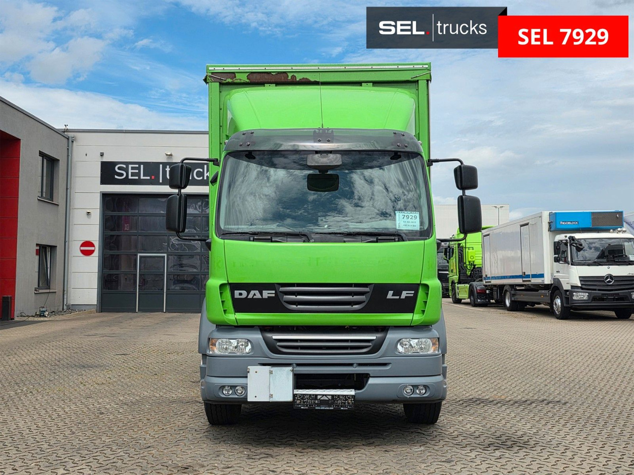 DAF FA LF 55.300 / Ladebordwand + Kofferseite - Ponyvás teherautó: 2 kép. DAF FA LF 55.300 / Ladebordwand + Kofferseite - Ponyvás teherautó: 2 kép.