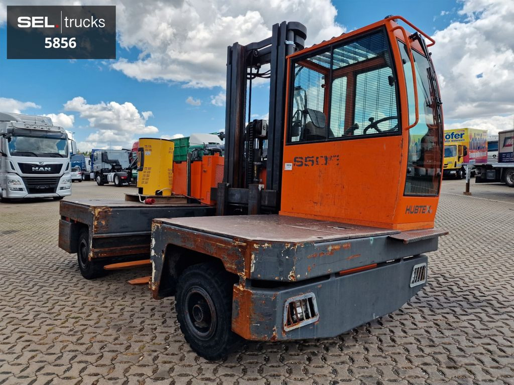 Hubtex S50E Seiten Stapler / 2011 / 9.086 h - Oldalrakodó targoncá: 3 kép. Hubtex S50E Seiten Stapler / 2011 / 9.086 h - Oldalrakodó targoncá: 3 kép.