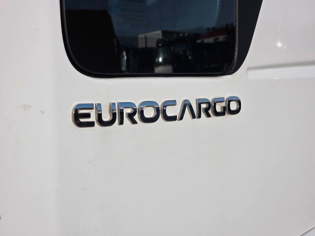 Dobozos kisteherautó Iveco Eurocargo 75-190 / Ladebordwand / 6D: 27 kép. Dobozos kisteherautó Iveco Eurocargo 75-190 / Ladebordwand / 6D: 27 kép.