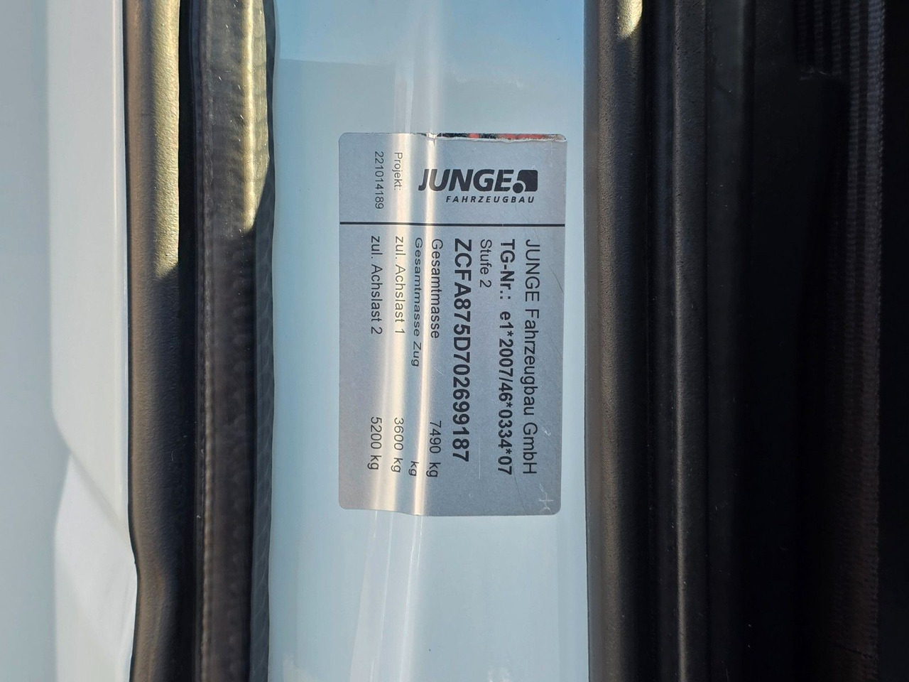 Dobozos kisteherautó Iveco Eurocargo 75-190 / Ladebordwand / 6D: 29 kép. Dobozos kisteherautó Iveco Eurocargo 75-190 / Ladebordwand / 6D: 29 kép.