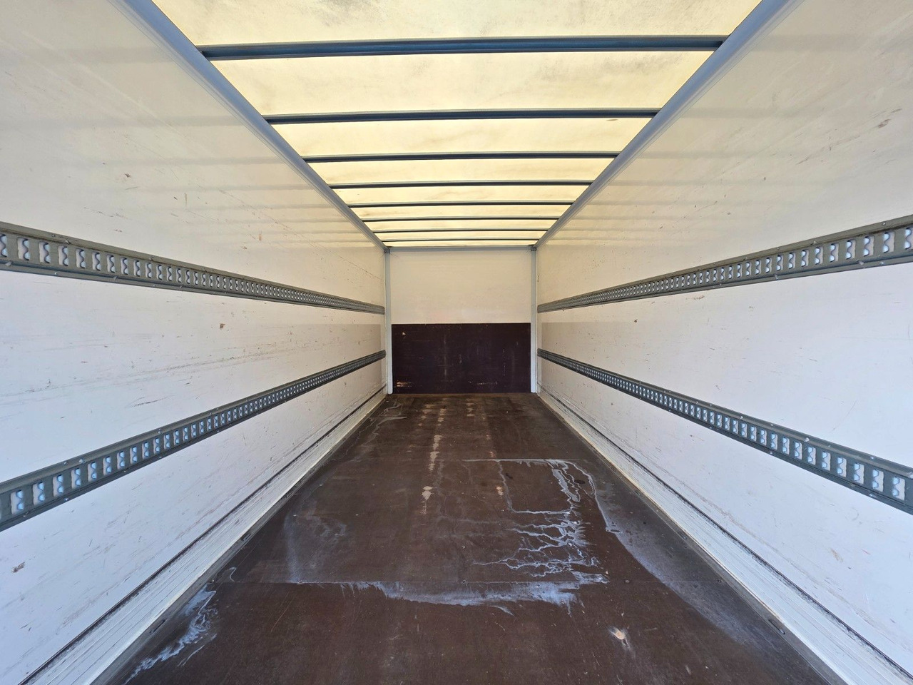 Dobozos kisteherautó Iveco Eurocargo 75-190 / Ladebordwand / 6D: 12 kép. Dobozos kisteherautó Iveco Eurocargo 75-190 / Ladebordwand / 6D: 12 kép.