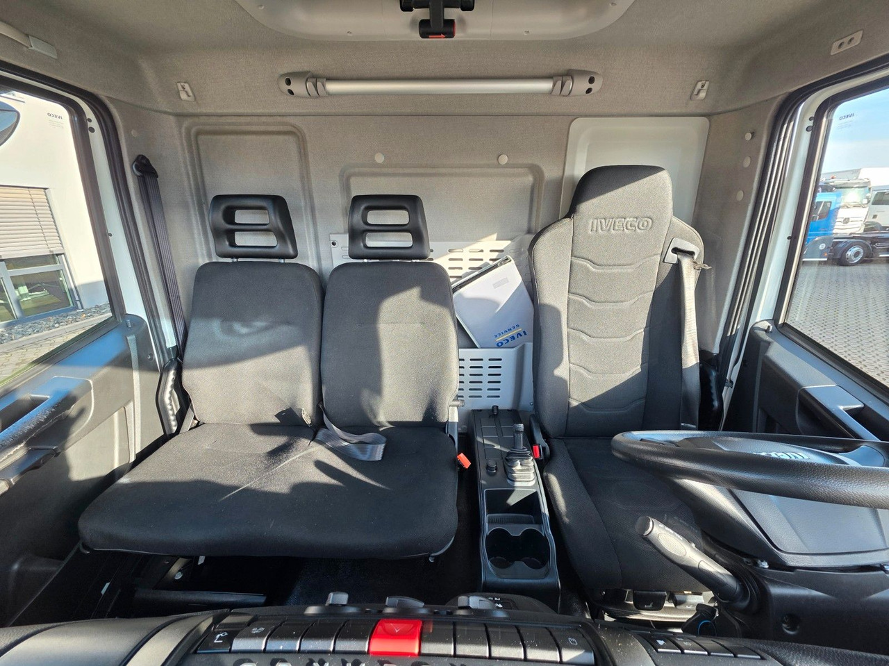 Dobozos kisteherautó Iveco Eurocargo 75-190 / Ladebordwand / 6D: 37 kép. Dobozos kisteherautó Iveco Eurocargo 75-190 / Ladebordwand / 6D: 37 kép.