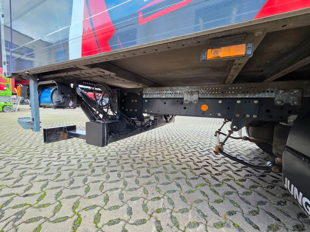 Dobozos kisteherautó Iveco Eurocargo 75-190 / Ladebordwand / 6D: 18 kép. Dobozos kisteherautó Iveco Eurocargo 75-190 / Ladebordwand / 6D: 18 kép.