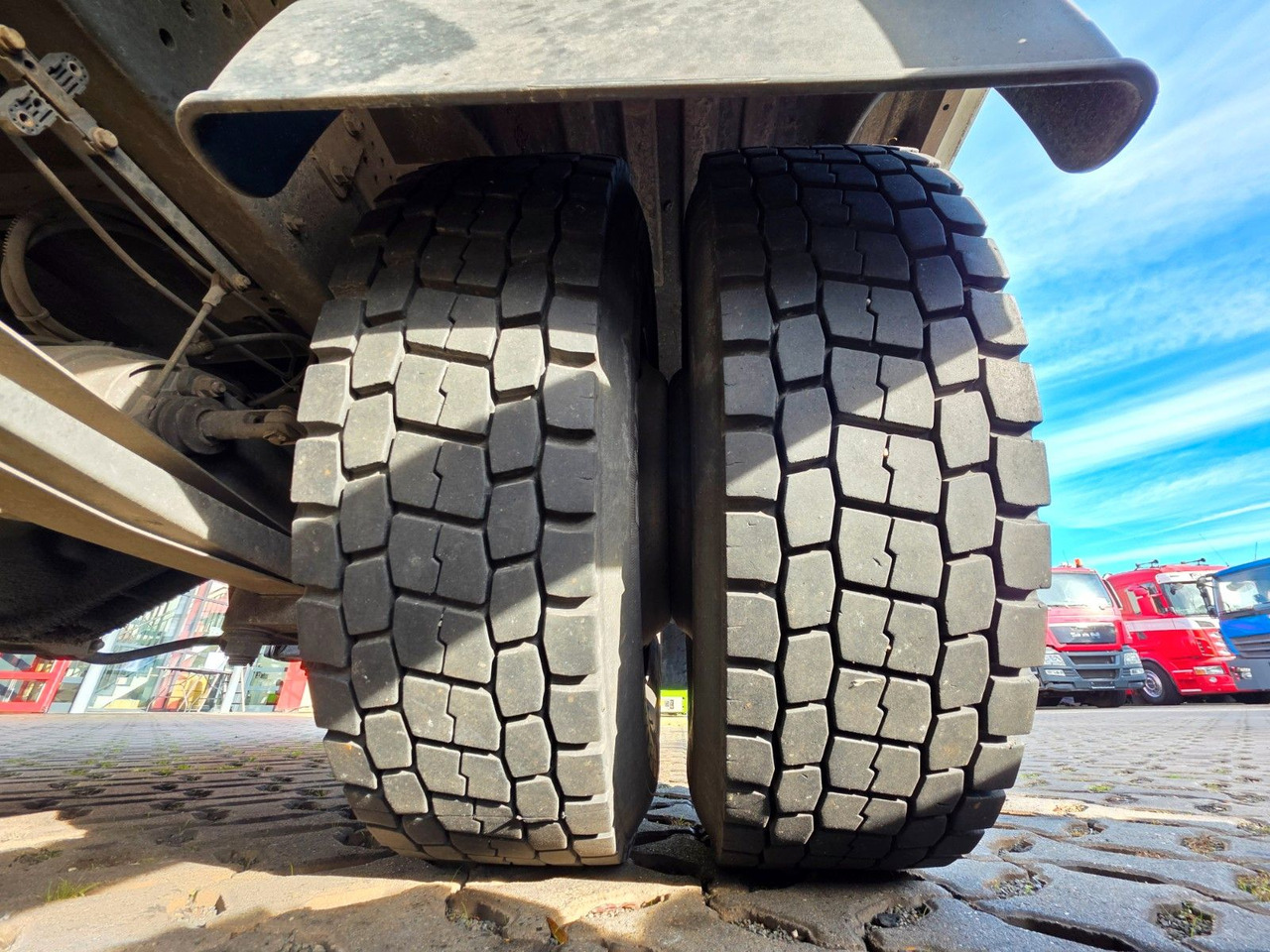 Dobozos kisteherautó Iveco Eurocargo 75-190 / Ladebordwand / 6D: 49 kép. Dobozos kisteherautó Iveco Eurocargo 75-190 / Ladebordwand / 6D: 49 kép.