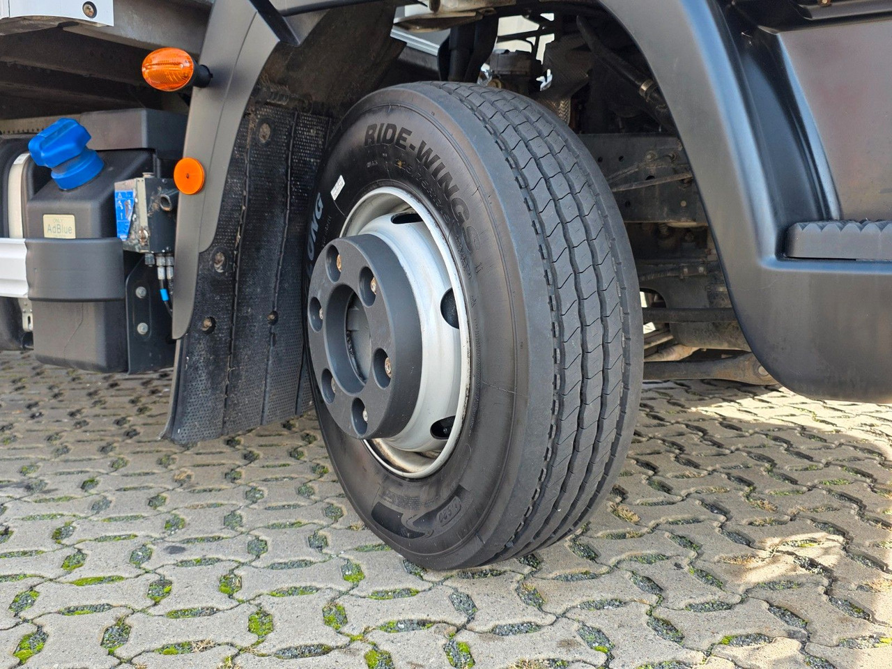 Dobozos kisteherautó Iveco Eurocargo 75-190 / Ladebordwand / 6D: 48 kép. Dobozos kisteherautó Iveco Eurocargo 75-190 / Ladebordwand / 6D: 48 kép.