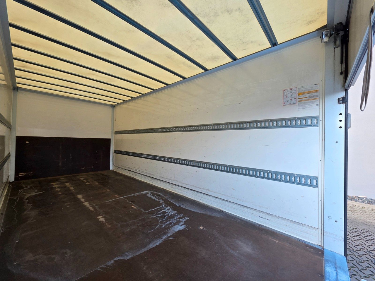 Dobozos kisteherautó Iveco Eurocargo 75-190 / Ladebordwand / 6D: 14 kép. Dobozos kisteherautó Iveco Eurocargo 75-190 / Ladebordwand / 6D: 14 kép.