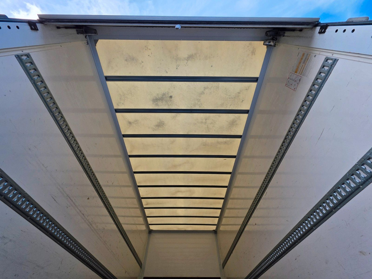 Dobozos kisteherautó Iveco Eurocargo 75-190 / Ladebordwand / 6D: 10 kép. Dobozos kisteherautó Iveco Eurocargo 75-190 / Ladebordwand / 6D: 10 kép.