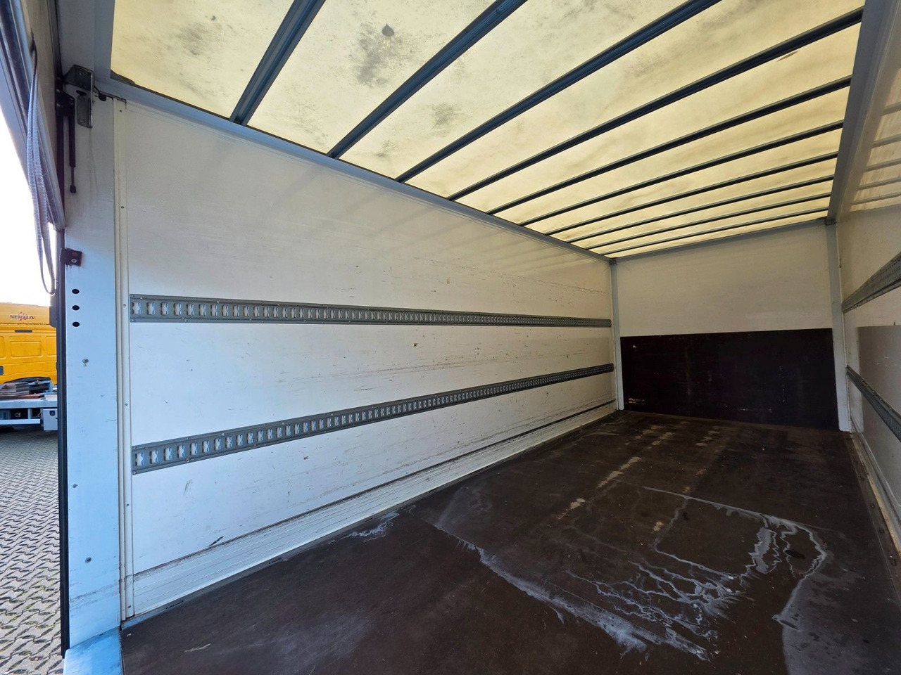 Dobozos kisteherautó Iveco Eurocargo 75-190 / Ladebordwand / 6D: 13 kép. Dobozos kisteherautó Iveco Eurocargo 75-190 / Ladebordwand / 6D: 13 kép.