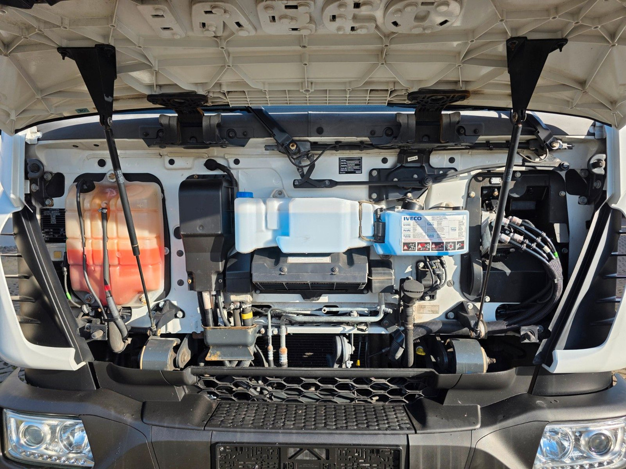 Dobozos kisteherautó Iveco Eurocargo 75-190 / Ladebordwand / 6D: 32 kép. Dobozos kisteherautó Iveco Eurocargo 75-190 / Ladebordwand / 6D: 32 kép.