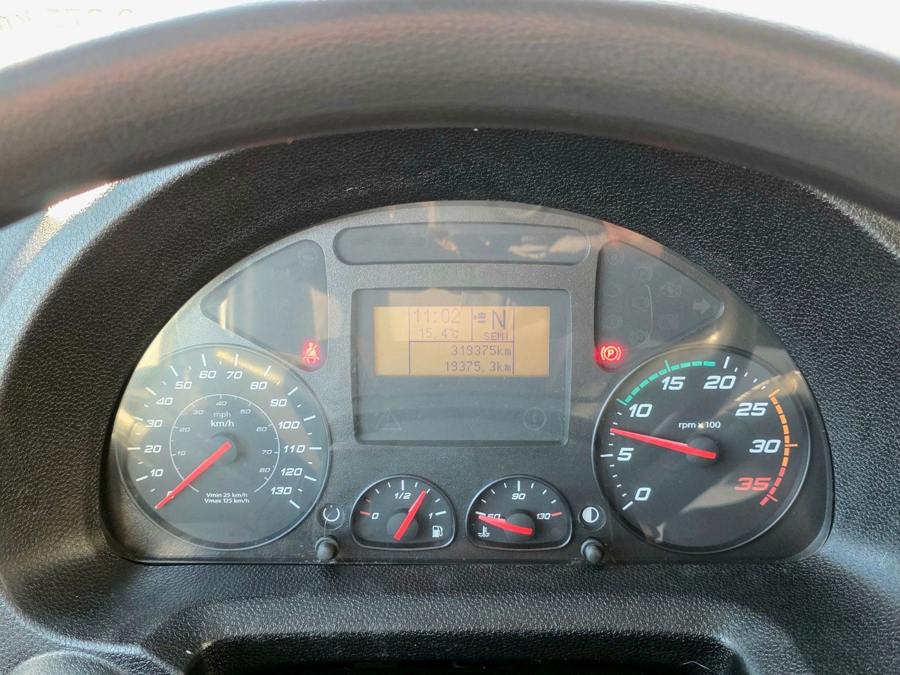 Dobozos kisteherautó Iveco Eurocargo 75-190 / Ladebordwand / 6D: 41 kép. Dobozos kisteherautó Iveco Eurocargo 75-190 / Ladebordwand / 6D: 41 kép.