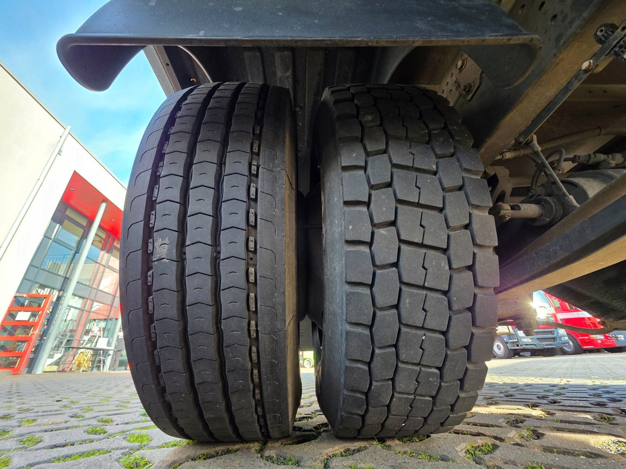 Dobozos kisteherautó Iveco Eurocargo 75-190 / Ladebordwand / 6D: 50 kép. Dobozos kisteherautó Iveco Eurocargo 75-190 / Ladebordwand / 6D: 50 kép.