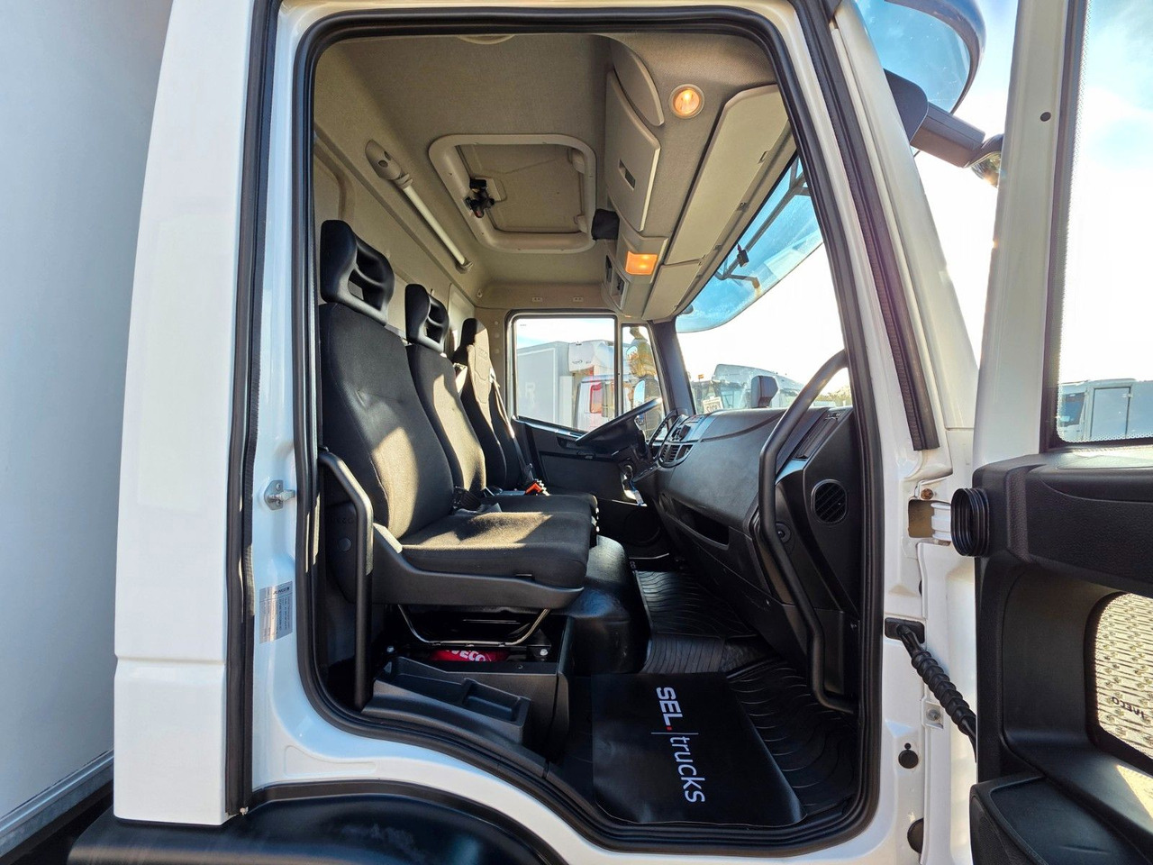 Dobozos kisteherautó Iveco Eurocargo 75-190 / Ladebordwand / 6D: 35 kép. Dobozos kisteherautó Iveco Eurocargo 75-190 / Ladebordwand / 6D: 35 kép.