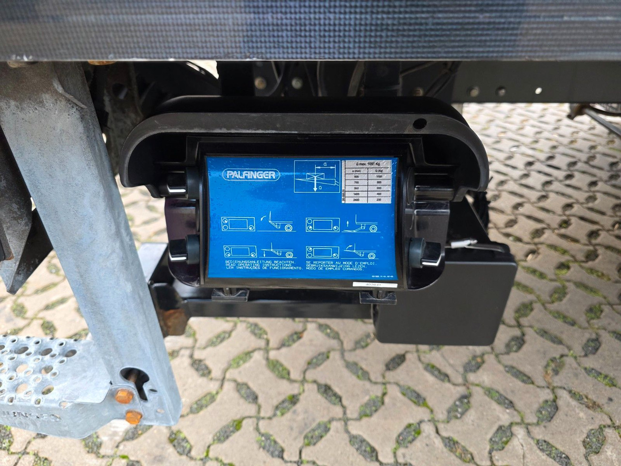 Dobozos kisteherautó Iveco Eurocargo 75-190 / Ladebordwand / 6D: 19 kép. Dobozos kisteherautó Iveco Eurocargo 75-190 / Ladebordwand / 6D: 19 kép.