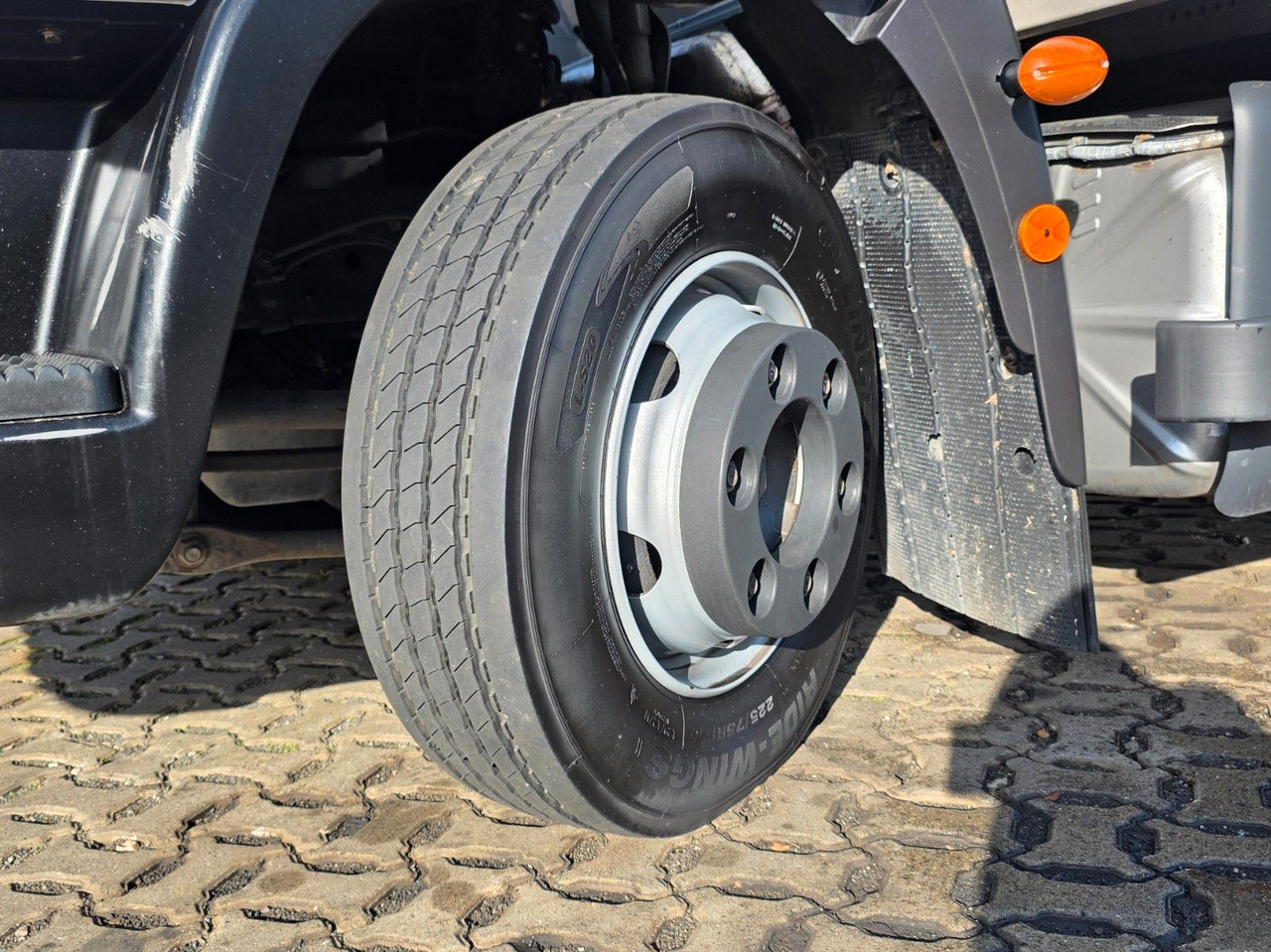 Dobozos kisteherautó Iveco Eurocargo 75-190 / Ladebordwand / 6D: 47 kép. Dobozos kisteherautó Iveco Eurocargo 75-190 / Ladebordwand / 6D: 47 kép.