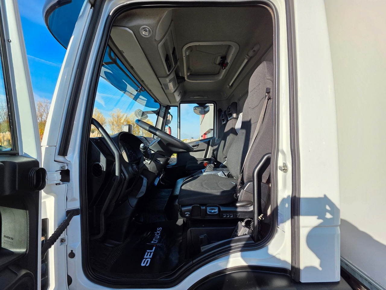 Dobozos kisteherautó Iveco Eurocargo 75-190 / Ladebordwand / 6D: 33 kép. Dobozos kisteherautó Iveco Eurocargo 75-190 / Ladebordwand / 6D: 33 kép.