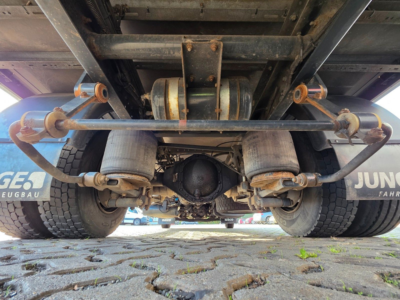 Dobozos kisteherautó Iveco Eurocargo 75-190 / Ladebordwand / 6D: 26 kép. Dobozos kisteherautó Iveco Eurocargo 75-190 / Ladebordwand / 6D: 26 kép.