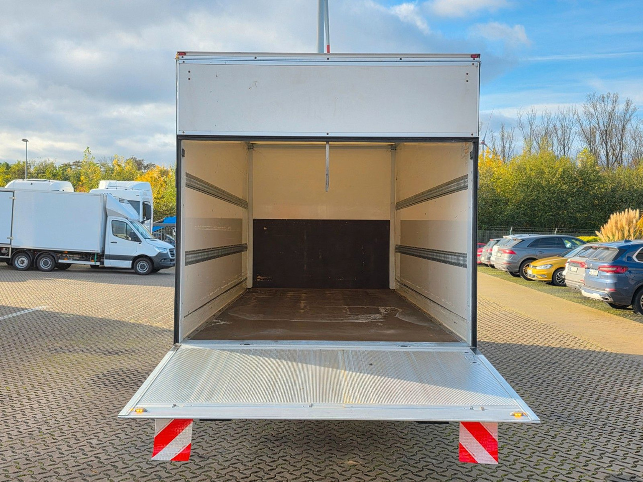 Dobozos kisteherautó Iveco Eurocargo 75-190 / Ladebordwand / 6D: 9 kép. Dobozos kisteherautó Iveco Eurocargo 75-190 / Ladebordwand / 6D: 9 kép.