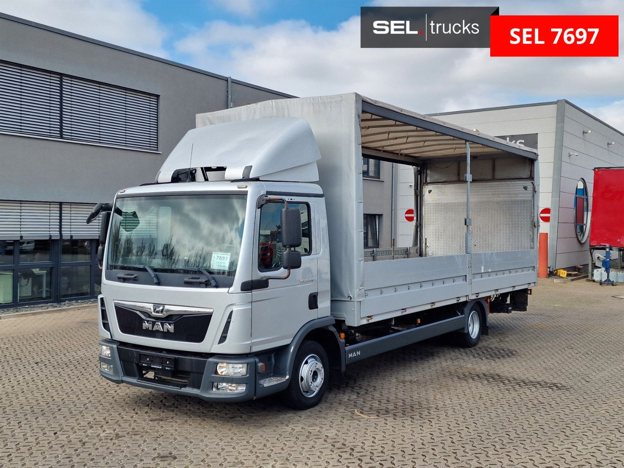 MAN TGL 8.180 4x2 BL / Ladebordwand - Ponyvás kisteherautó: 1 kép. MAN TGL 8.180 4x2 BL / Ladebordwand - Ponyvás kisteherautó: 1 kép.