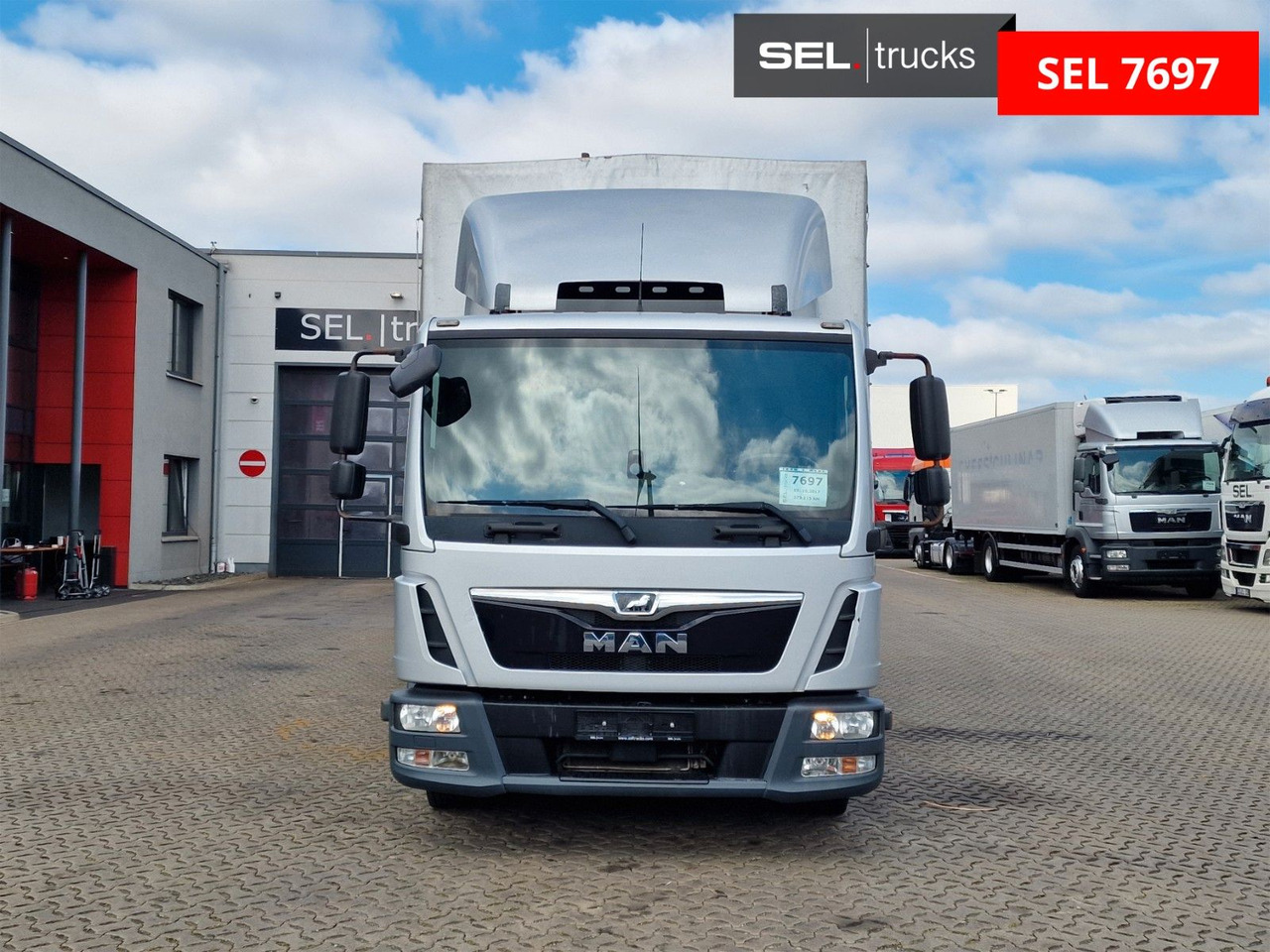 MAN TGL 8.180 4x2 BL / Ladebordwand - Ponyvás kisteherautó: 2 kép. MAN TGL 8.180 4x2 BL / Ladebordwand - Ponyvás kisteherautó: 2 kép.