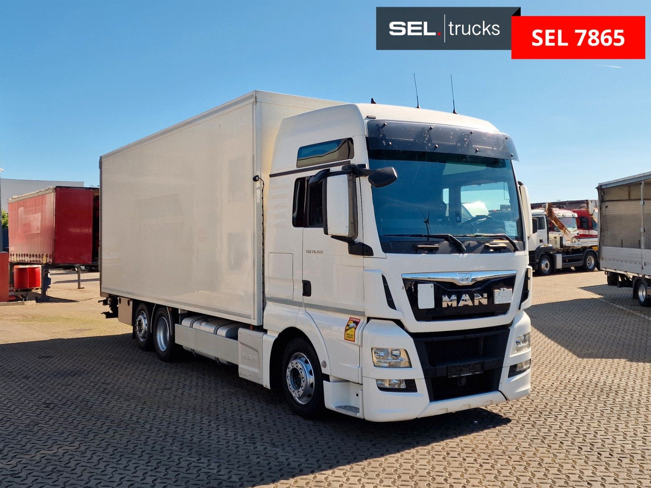 MAN TGX 24.400 6X2-2 LL-U / Intarder / Ldbw / Konvek - Dobozos felépítményű teherautó: 3 kép. MAN TGX 24.400 6X2-2 LL-U / Intarder / Ldbw / Konvek - Dobozos felépítményű teherautó: 3 kép.
