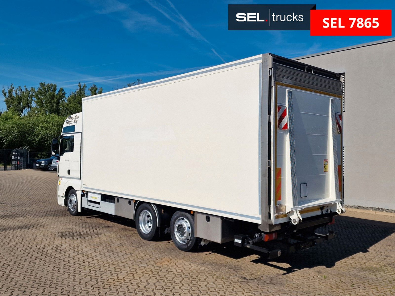 MAN TGX 24.400 6X2-2 LL-U / Intarder / Ldbw / Konvek - Dobozos felépítményű teherautó: 1 kép. MAN TGX 24.400 6X2-2 LL-U / Intarder / Ldbw / Konvek - Dobozos felépítményű teherautó: 1 kép.