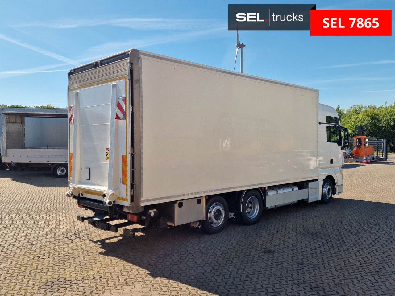 MAN TGX 24.400 6X2-2 LL-U / Intarder / Ldbw / Konvek - Dobozos felépítményű teherautó: 5 kép. MAN TGX 24.400 6X2-2 LL-U / Intarder / Ldbw / Konvek - Dobozos felépítményű teherautó: 5 kép.