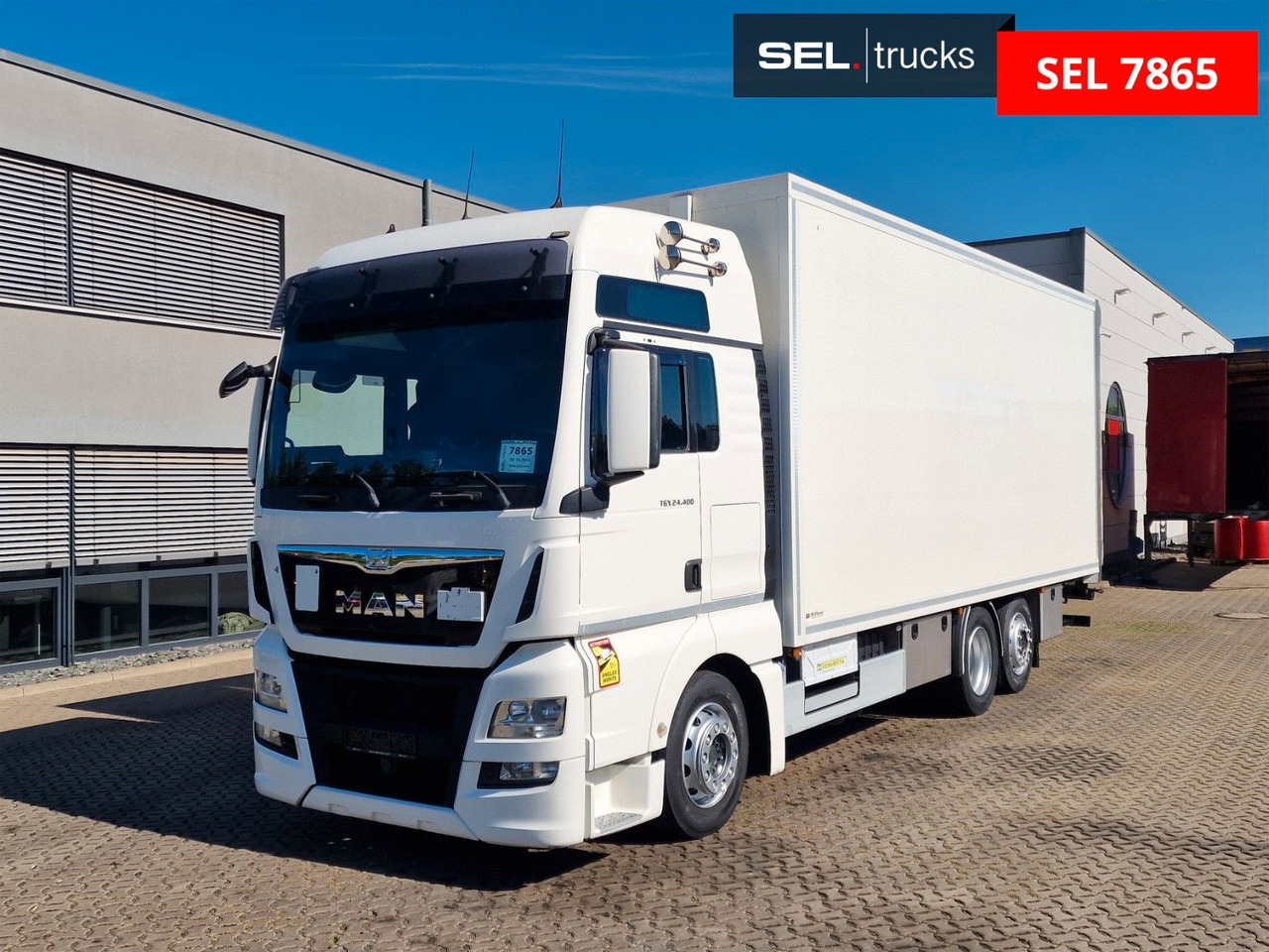 MAN TGX 24.400 6X2-2 LL-U / Intarder / Ldbw / Konvek - Dobozos felépítményű teherautó: 2 kép. MAN TGX 24.400 6X2-2 LL-U / Intarder / Ldbw / Konvek - Dobozos felépítményű teherautó: 2 kép.