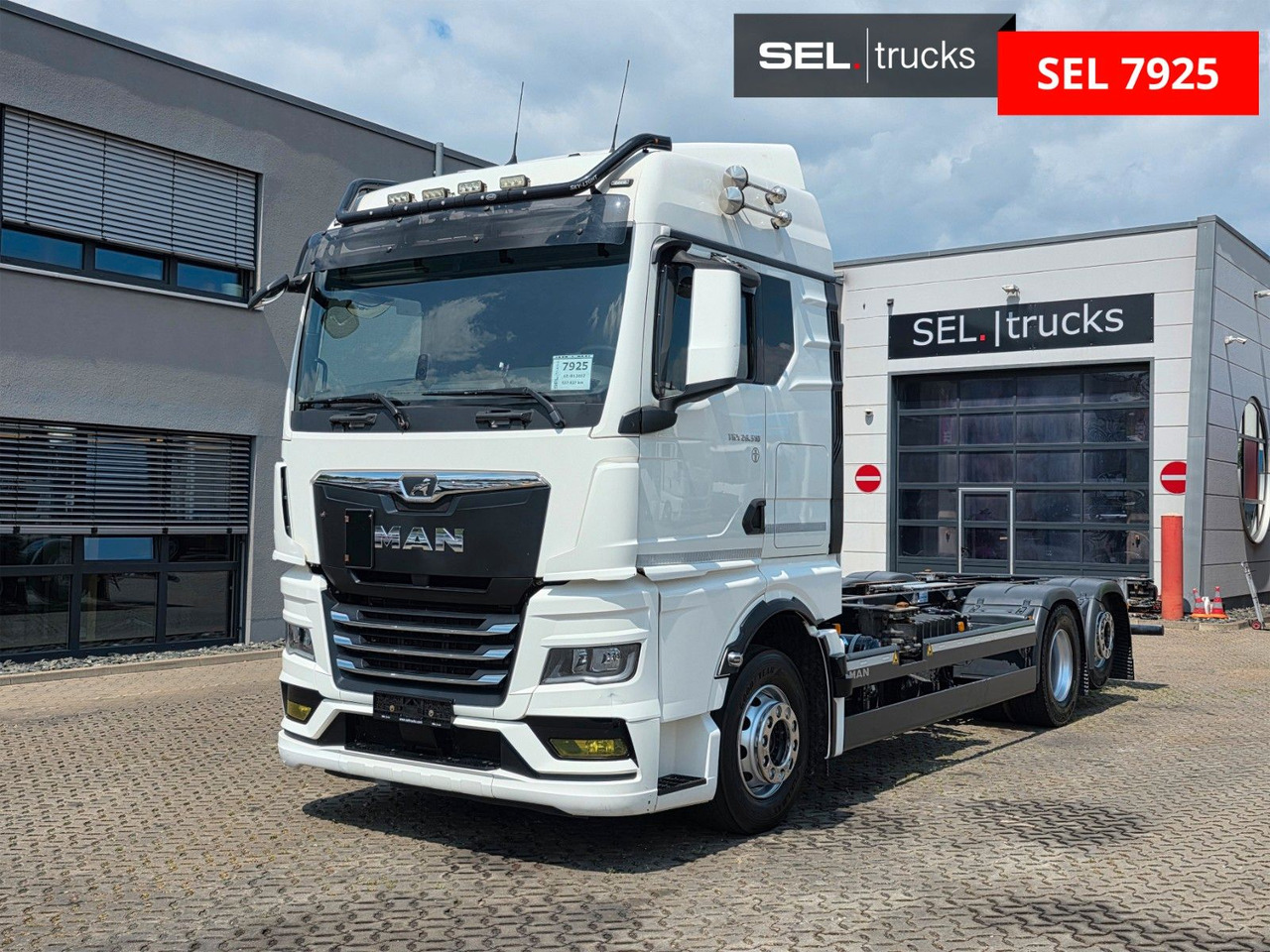 MAN TGX 26.510 6x2-2 LL CH / ZF Intarder / Liftachse - Cserefelépítményes teherautó: 1 kép. MAN TGX 26.510 6x2-2 LL CH / ZF Intarder / Liftachse - Cserefelépítményes teherautó: 1 kép.