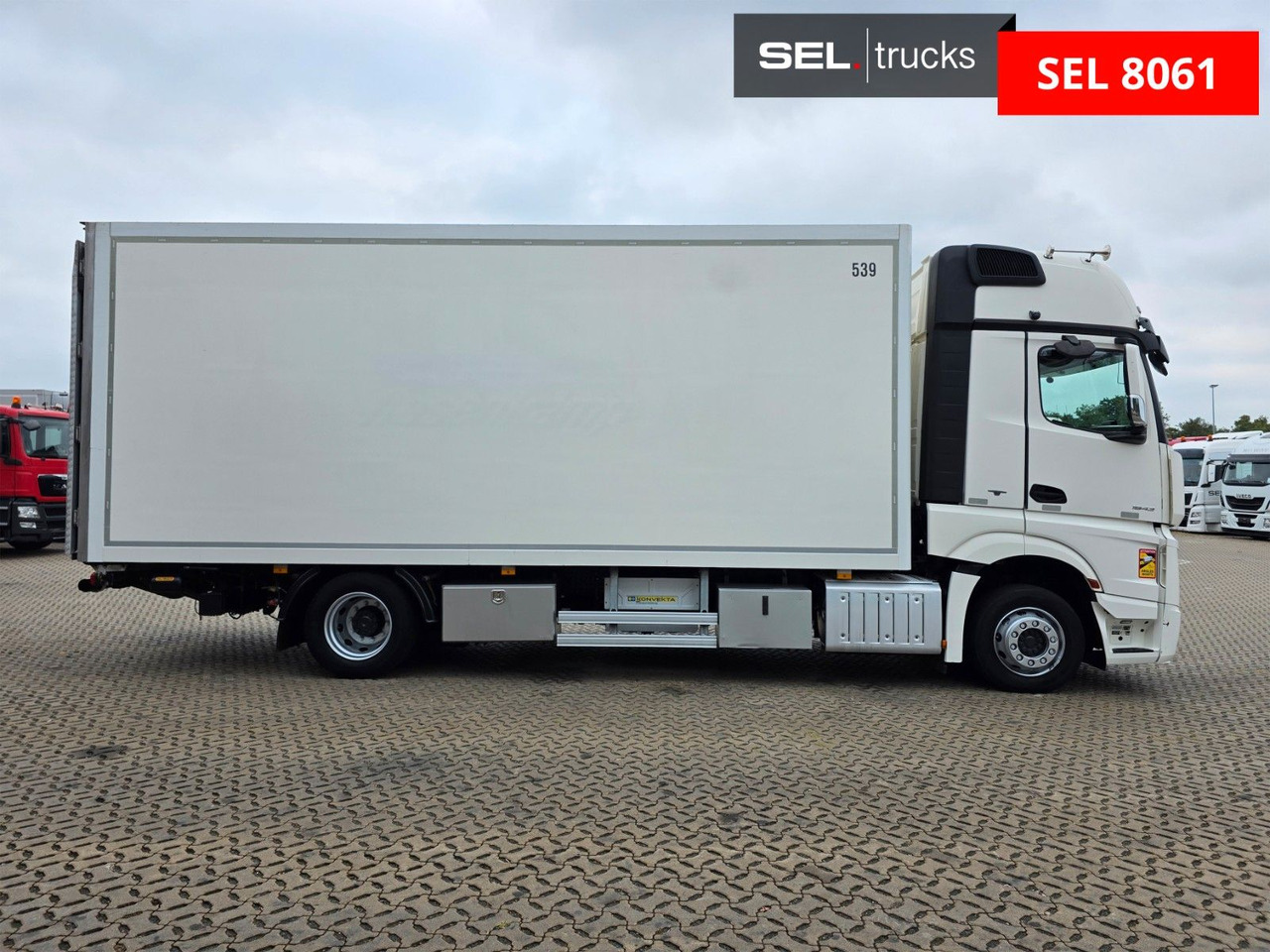 Mercedes-Benz Actros 1843 / Retarder / Ladebordwand - Dobozos felépítményű teherautó: 4 kép. Mercedes-Benz Actros 1843 / Retarder / Ladebordwand - Dobozos felépítményű teherautó: 4 kép.